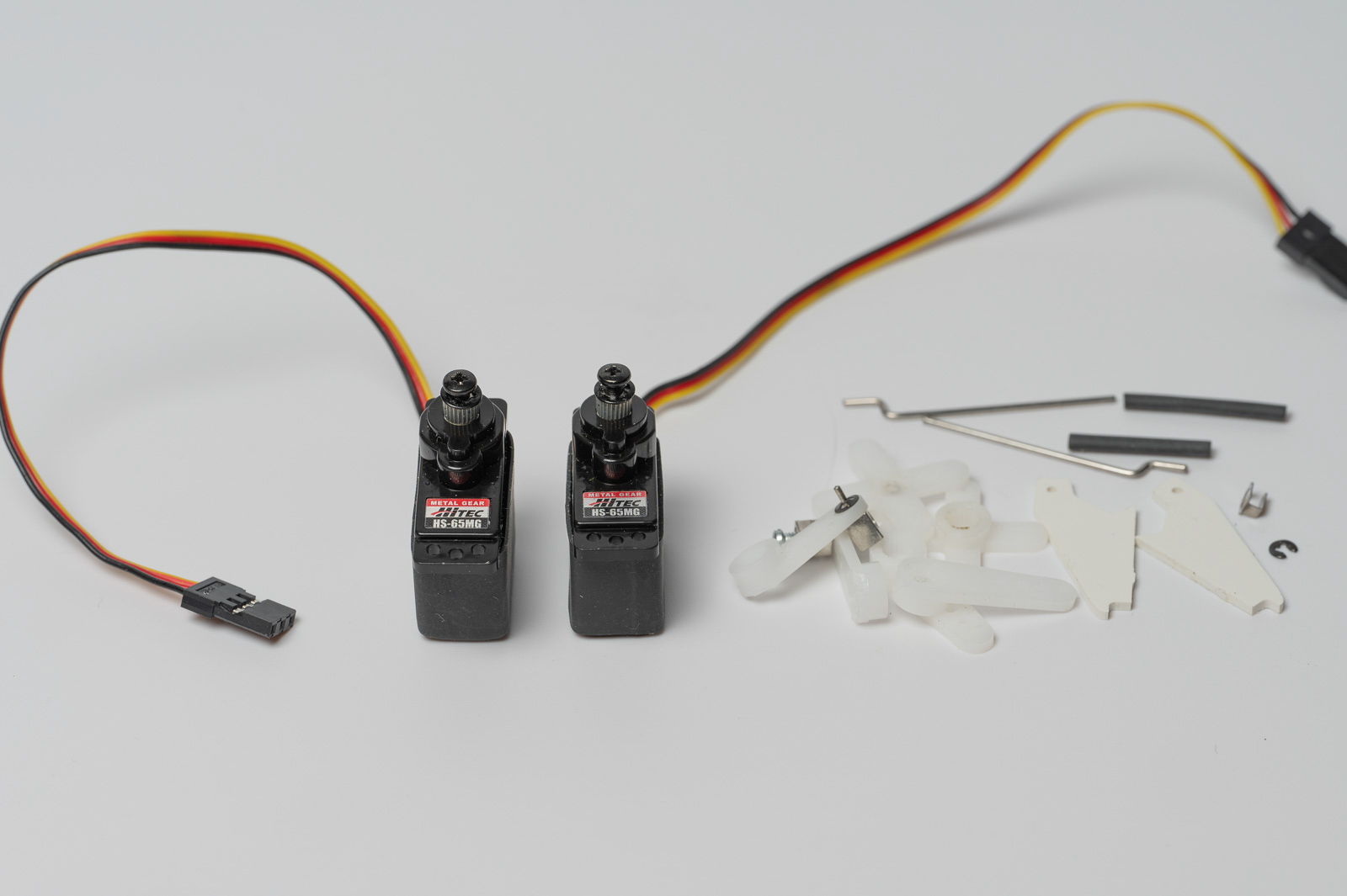 Hitec HS-65MG Servos